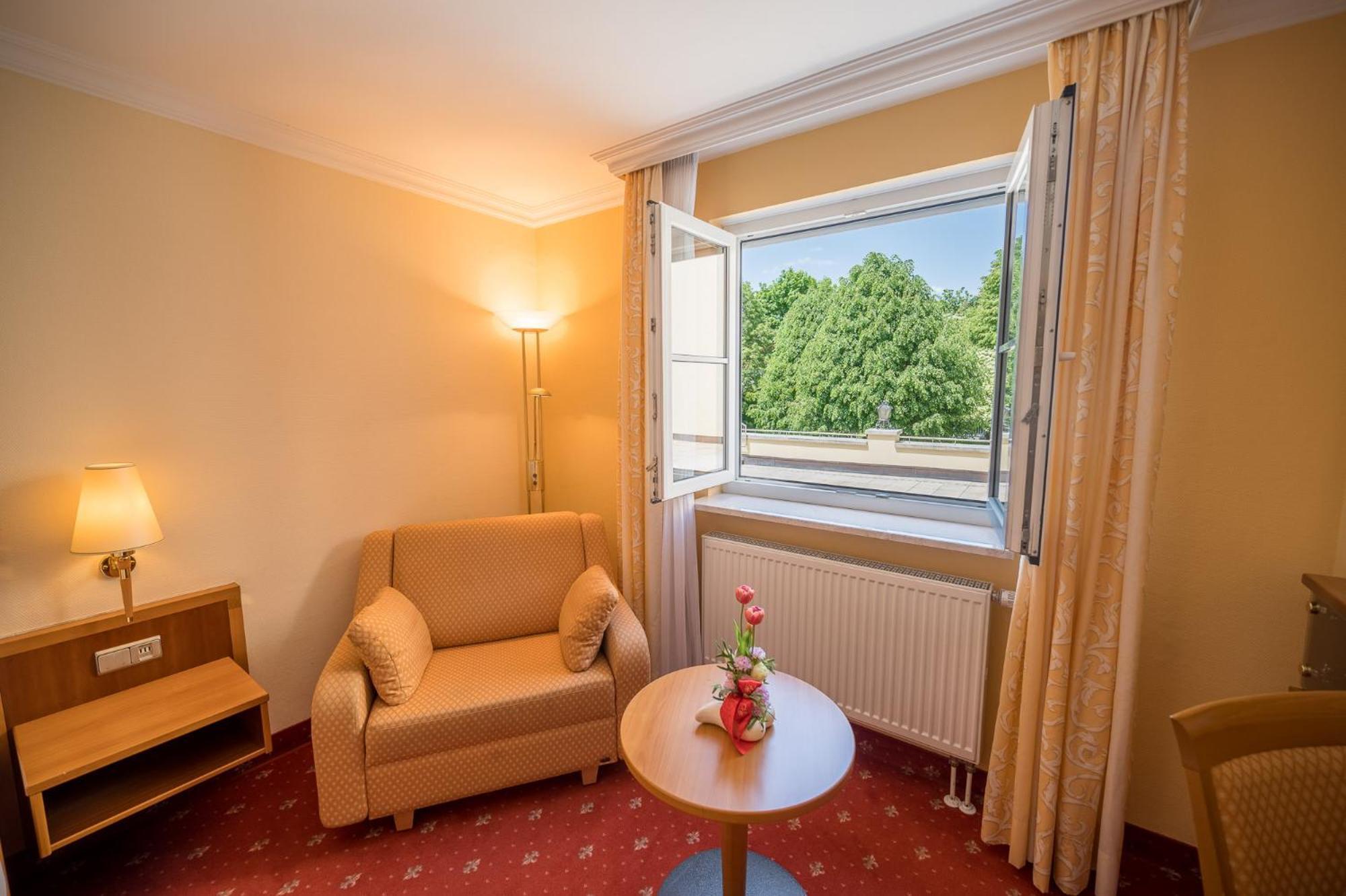Hotel Am Schlosspark Zum Kurfuerst โอเบอร์ชเลสไฮม์ ภายนอก รูปภาพ