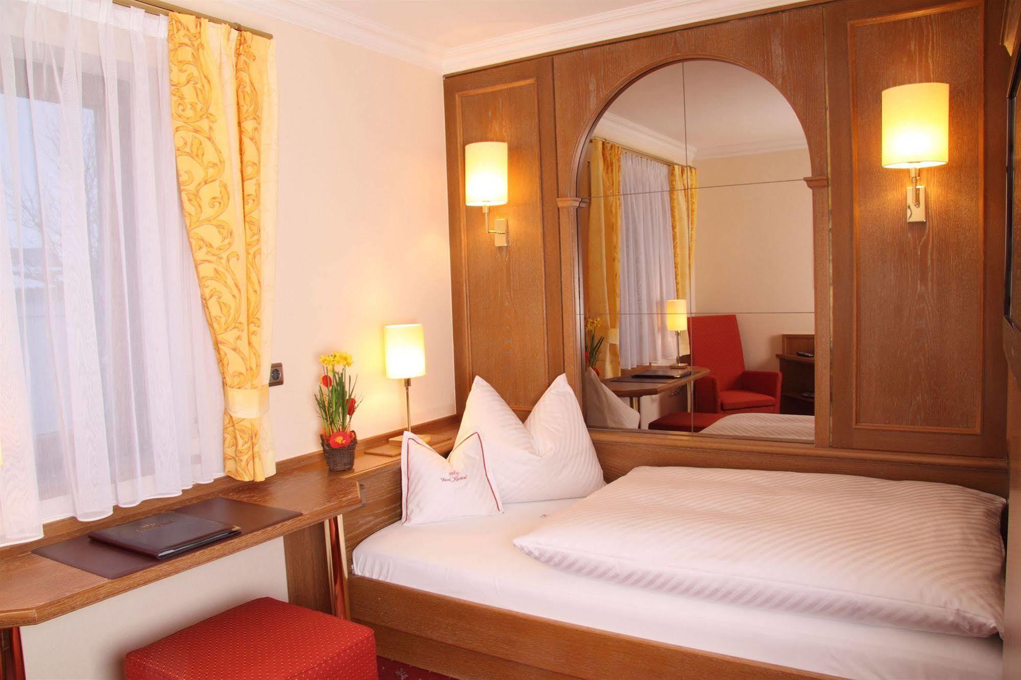 Hotel Am Schlosspark Zum Kurfuerst โอเบอร์ชเลสไฮม์ ภายนอก รูปภาพ