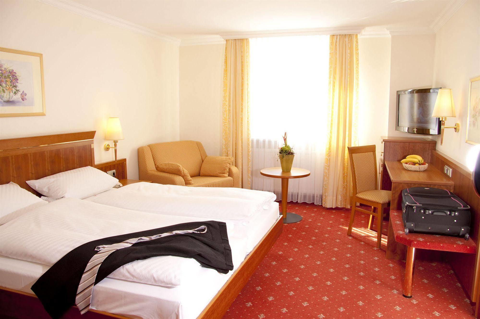 Hotel Am Schlosspark Zum Kurfuerst โอเบอร์ชเลสไฮม์ ภายนอก รูปภาพ