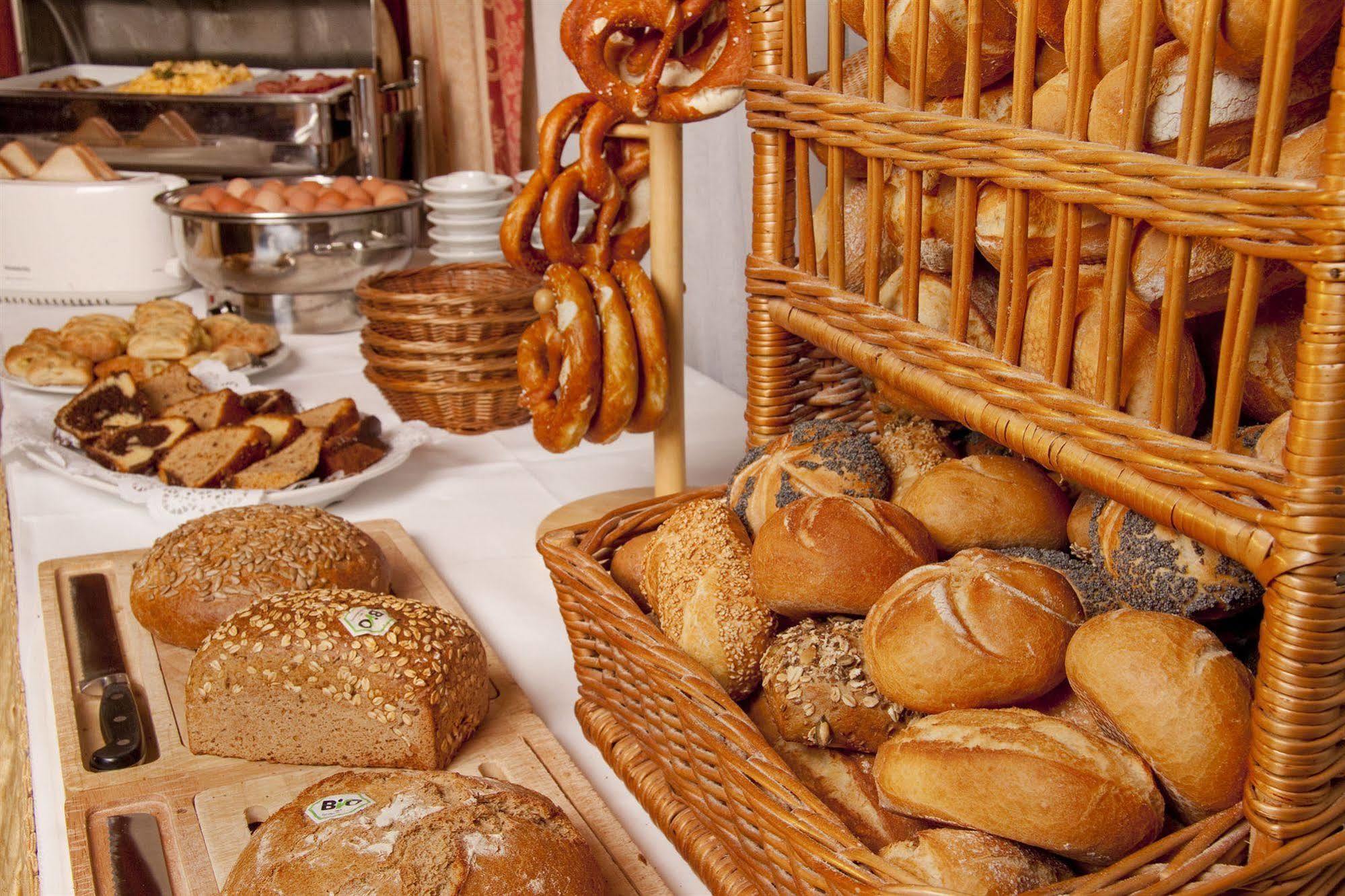 Hotel Am Schlosspark Zum Kurfuerst โอเบอร์ชเลสไฮม์ ร้านอาหาร รูปภาพ