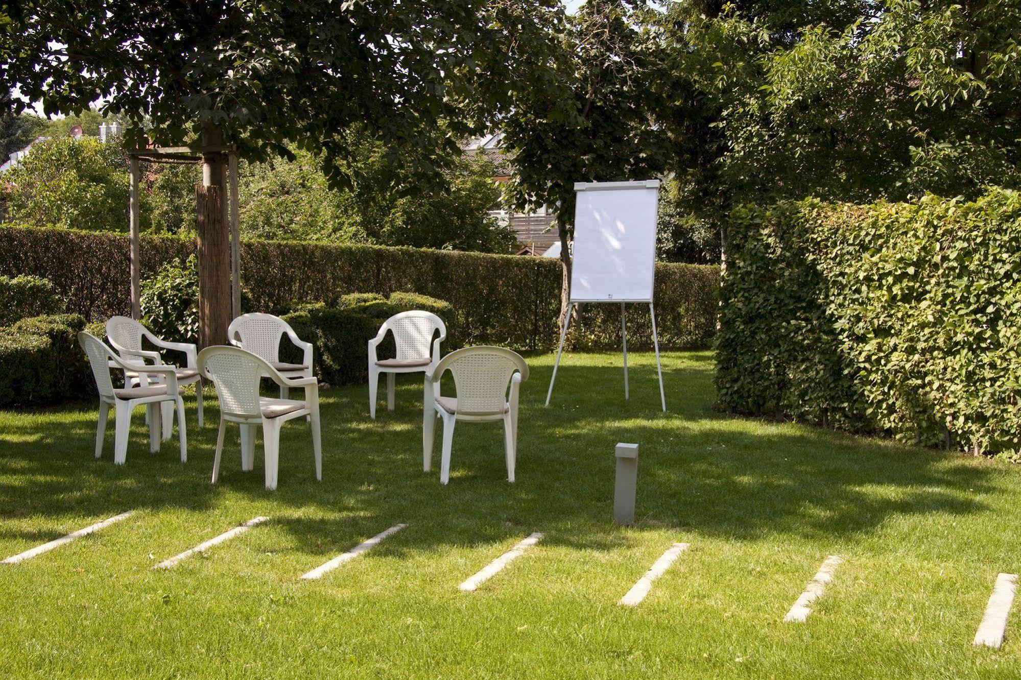 Hotel Am Schlosspark Zum Kurfuerst โอเบอร์ชเลสไฮม์ ภายนอก รูปภาพ